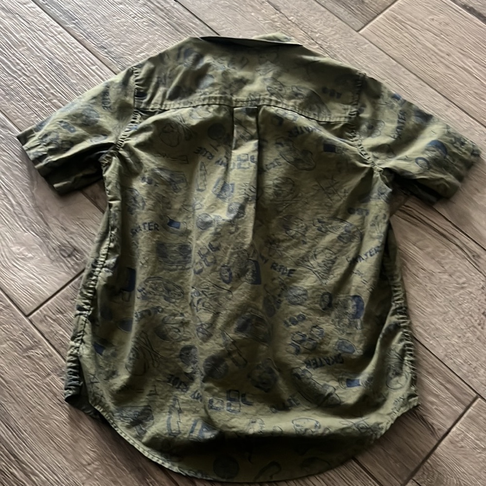 EUC The Children’s Place skater button down, sz 7/8 - Picture 2 of 4